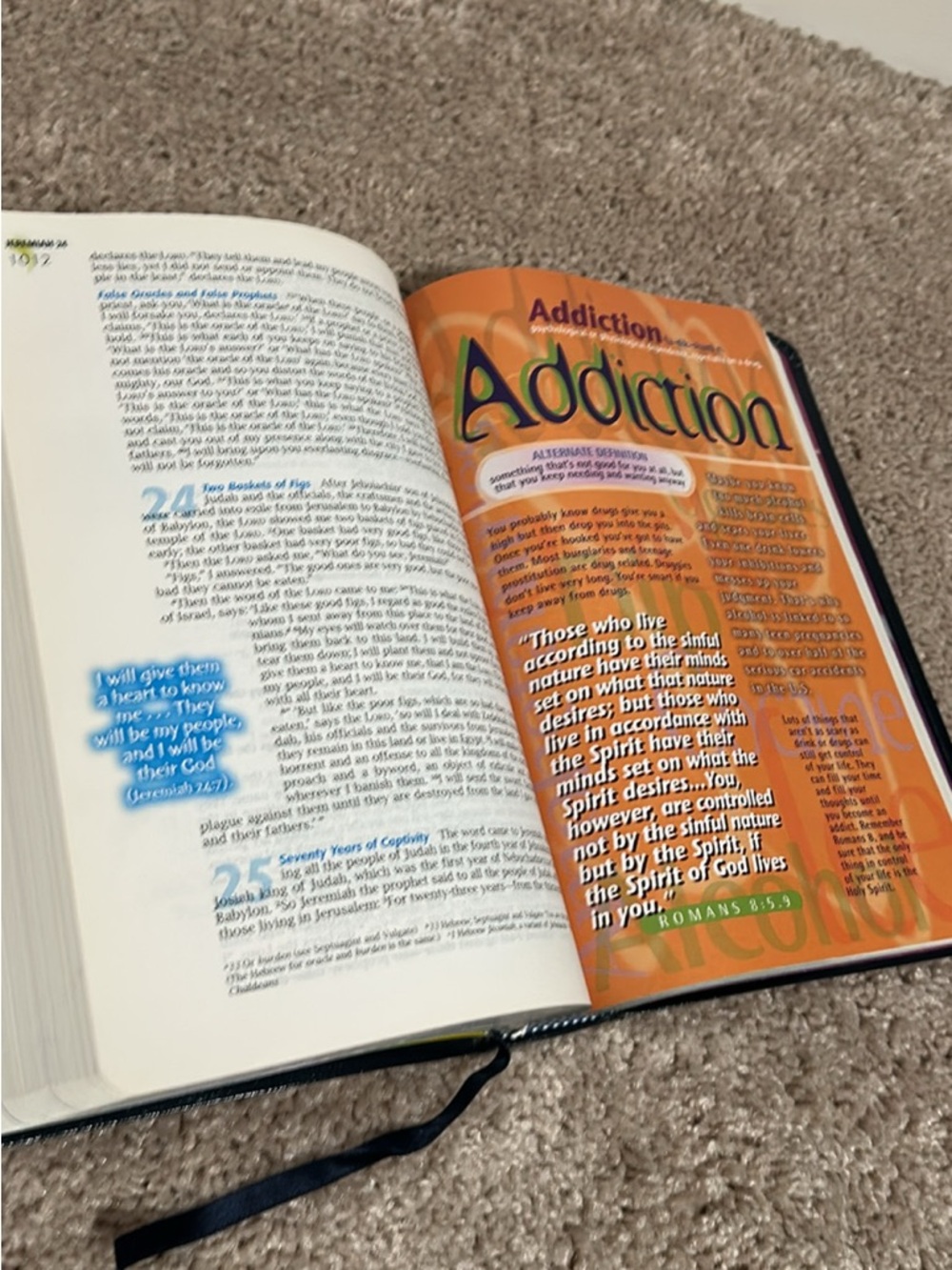 Teen Study Bible in Navy bonded Leather - Picture 2 of 8